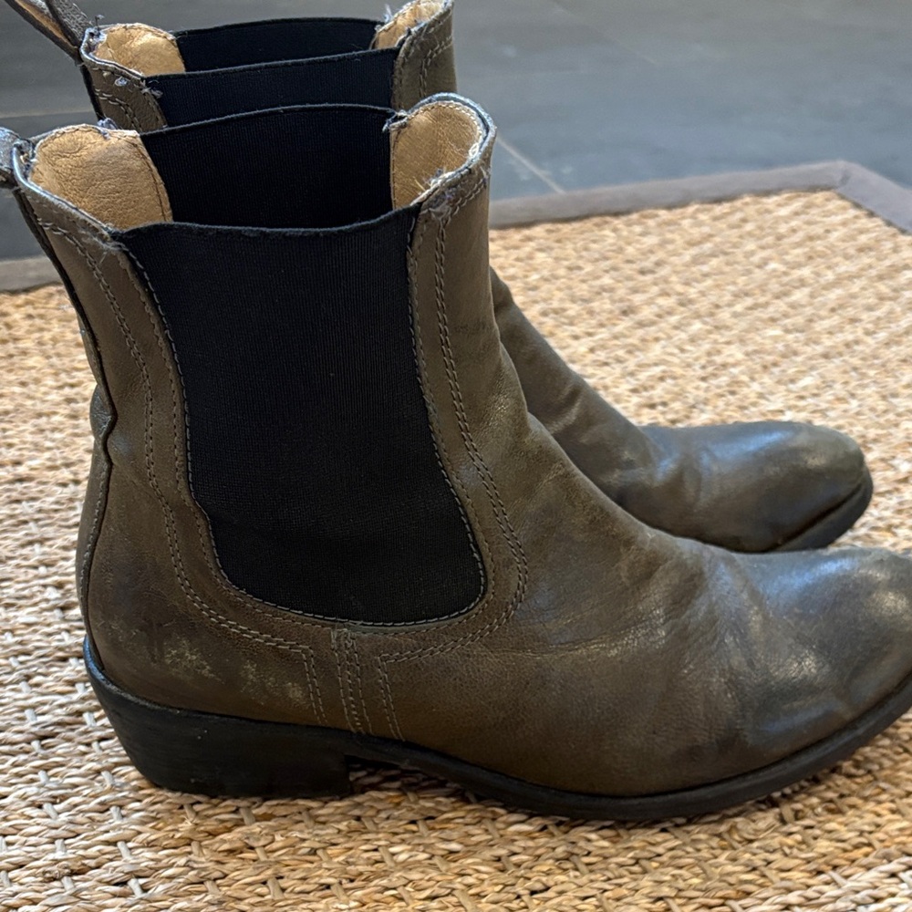 Frye Olive Leather Chelsea Boots size 9